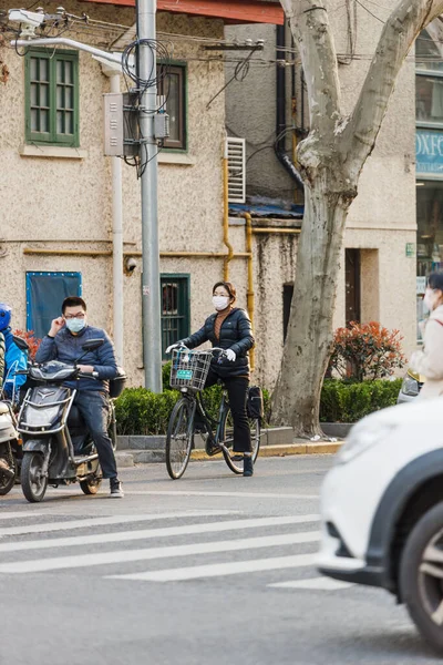 Függőleges Felvétel Motorkerékpározás Kerékpározás Emberekről Sanghajban Kínában — Stock Fotó