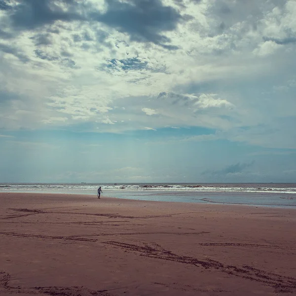 Uma Bela Foto Uma Pessoa Andando Sozinha Uma Praia Vazia — Fotografia de Stock