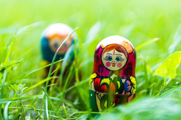 一张俄罗斯马特里奥什卡洋娃娃在绿草中的美丽照片 — 图库照片