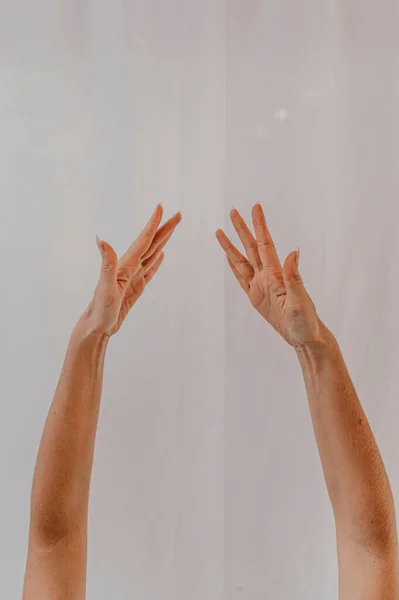 Vertical Shot Couple Female Hands Dancing Pose Background White Wall — Stock Photo, Image