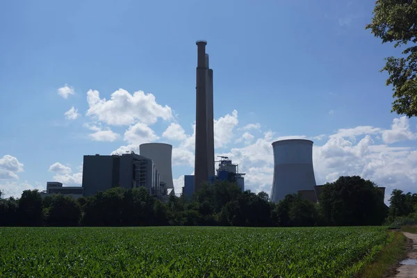 ドイツのハナウ近郊にあるシュタウディンガー石炭火力発電所のシルエット 農業風景と青空 主に退役 — ストック写真