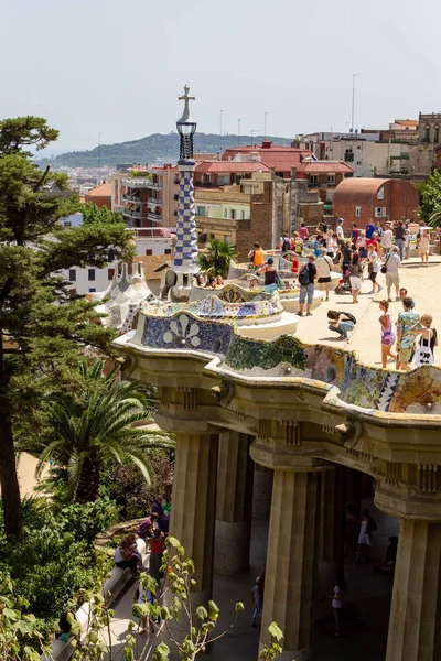 Muchos Turistas Terraza Principal Del Parque Güell Barcelona España —  Fotos de Stock