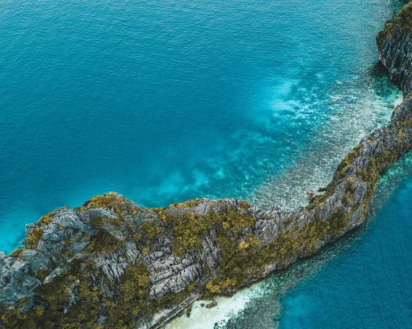 Een Betoverende Opname Van Een Heldere Blauwe Oceaan Een Heldere — Stockfoto