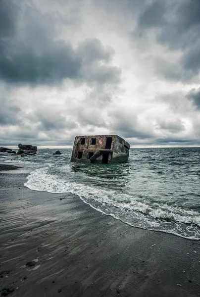 Ein Schöner Blick Auf Ruinen Meer Unter Dem Wolkenverhangenen Himmel — Stockfoto