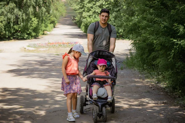 Primer Plano Joven Padre Con Sus Hijas Caminando Parque —  Fotos de Stock