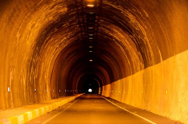 Underjordiska Mörka Tunneln Och Vägen Självlysande Upplyst — Stockfoto