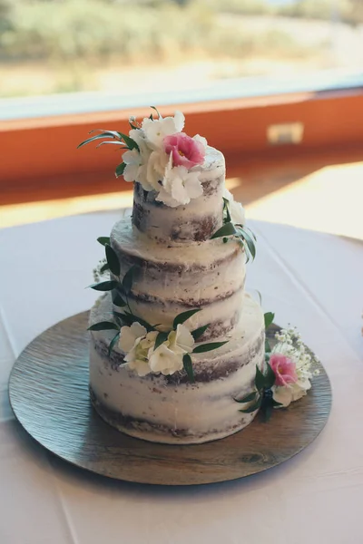 Eine Vertikale Aufnahme Einer Wunderschönen Dreischichtigen Torte Mit Floralem Dekor — Stockfoto