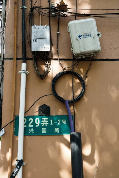 壁の電気ケーブルの垂直ショット — ストック写真