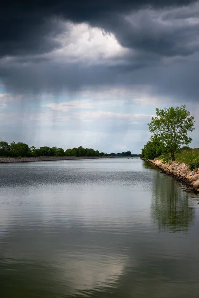 曇った空の下で湖の垂直ショット — ストック写真