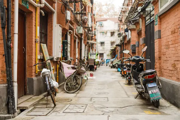 Una Vista Una Calle Estrecha Con Edificios Bicicletas Estacionadas —  Fotos de Stock