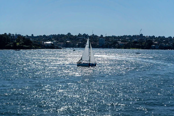 Das Segelboot Auf Der Glitzernden Wasseroberfläche Gegen Die Stadt Ufer — Stockfoto