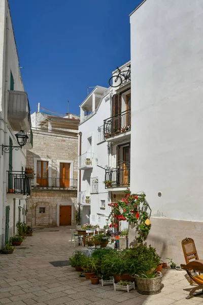 Polignano a Mare 'nin dar bir caddesi, Puglia REGION' un ortaçağ köyü..