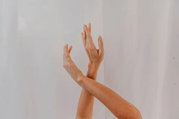 Ein Paar Weibliche Hände Tanzender Pose Hintergrund Einer Weißen Wand — Stockfoto