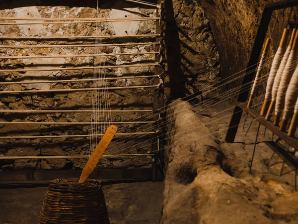 Processo Fabricação Antigo Algodão Fiação Com Tear Madeira Uma Caverna — Fotografia de Stock
