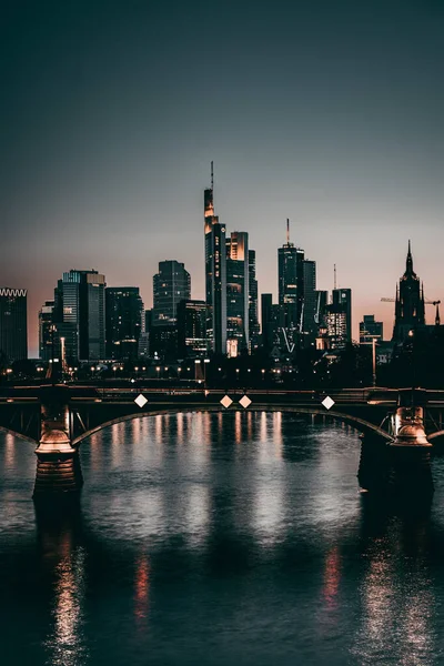 Schöne Aufnahme Der Frankfurter Skyline Mit Ignatz Bubis Brücke Über — Stockfoto