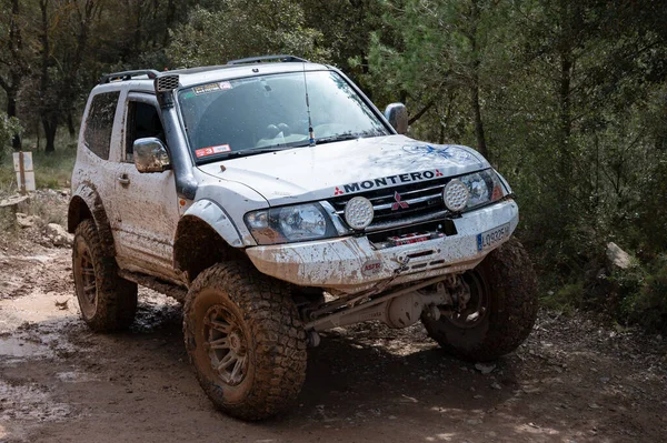 Mitsubishi Pajero Montero V60 mk3 dağlarda off-road yapıyor