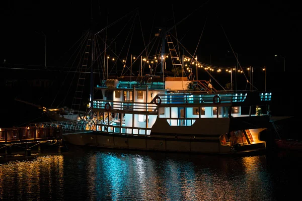 Barco Doca Com Luzes Néon Noite — Fotografia de Stock