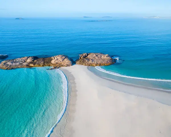 Vzdušný Výhled Idylické Moře Písčitou Pláží Skalami — Stock fotografie