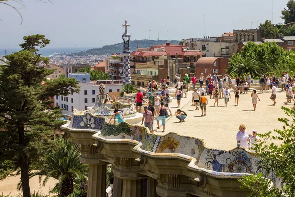 İspanya 'nın Barselona kentindeki Park Guell' in ana terasında birçok turist var.