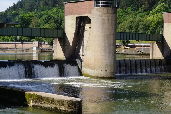 Uitzicht Een Waterdam Met Betonnen Constructies Tegen Groene Bergen — Stockfoto