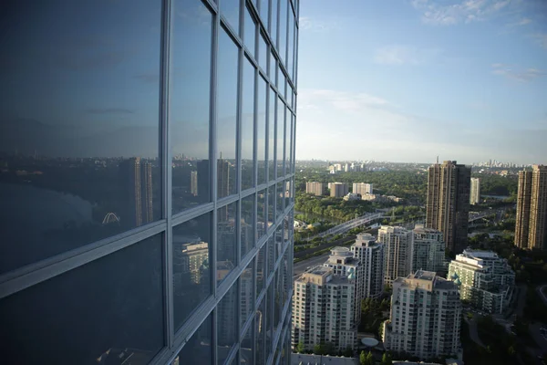 Крупный План Фасада Здания Стеклянным Городским Пейзажем Заднем Плане Торонто — стоковое фото