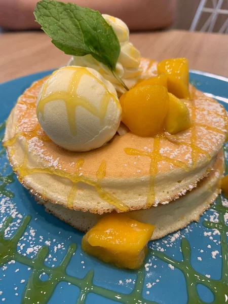 Delicious Fluffy Shuffle Pancake Seasonal Mango Cubes Filled Mango Syrup — Stock Photo, Image