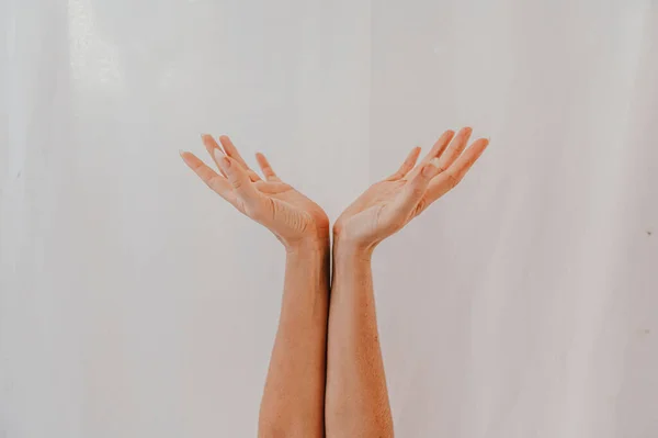 Couple Female Hands Dancing Pose Background White Wall — Stock Photo, Image