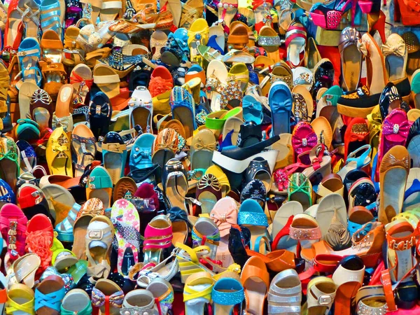 アディスアベバの市場で何百種類ものカラフルな靴が — ストック写真