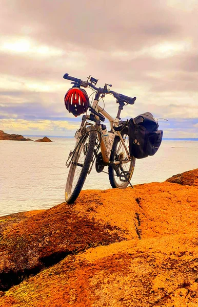Pionowe Ujęcie Roweru Zaparkowanego Ogromnej Skale Tle Morza Chile — Zdjęcie stockowe