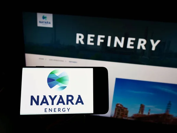 Personne Tenant Téléphone Cellulaire Avec Logo Compagnie Pétrolière Indienne Nayara — Photo