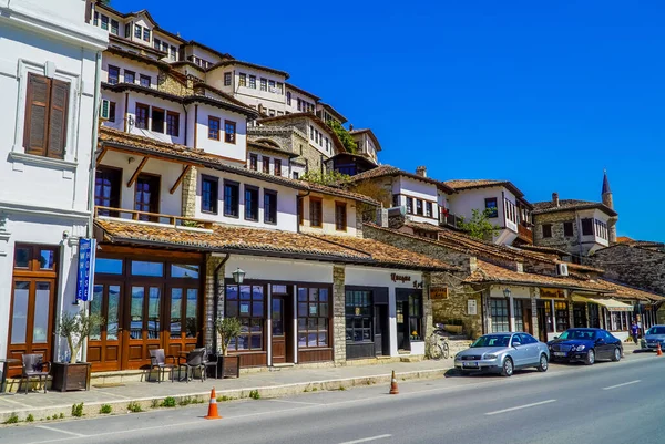 Perspective Shot Some Traditional Ottoman Houses Cars Center Berat Albania — Stock Photo, Image