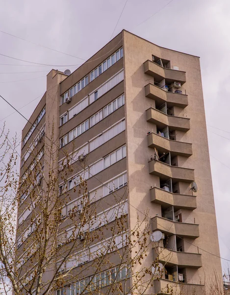 Vertikální Záběr Brutalistické Obytné Budovy Prištině Kosovu — Stock fotografie