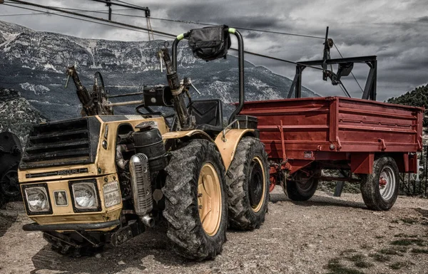 Pequeño Tractor Montaña Tiene Remolque Pasquali 980 — Foto de Stock