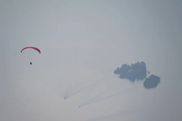 Denizin Üzerinde Kırmızı Bir Paraşütle Uçan Bir Paraglider — Stok fotoğraf