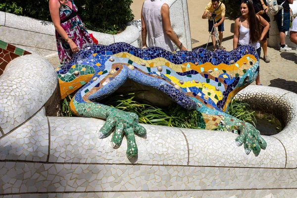 Fontanna Smoka Wielobarwna Salamandra Mozaikowa Gaudiego Park Guell Barcelona Hiszpania — Zdjęcie stockowe