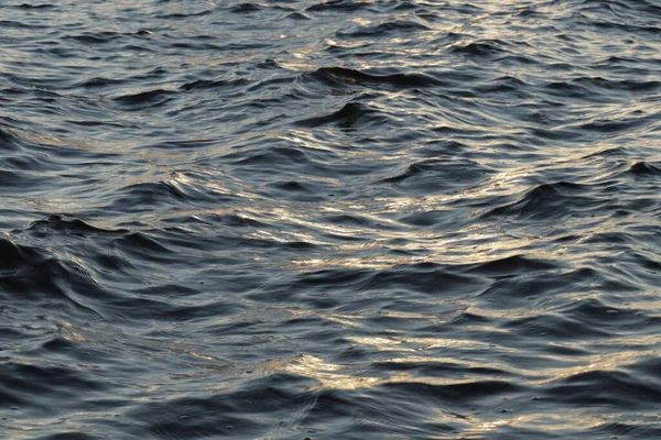 Foto Horizontal Las Aguas Azules Del Mar Con Pequeñas Olas — Foto de Stock