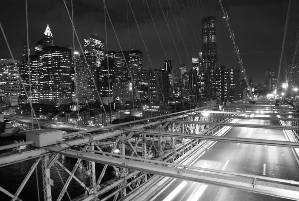 Widok Skali Szarości Mostu Brooklyńskiego Wieżowców Oświetlonych Światłami — Zdjęcie stockowe