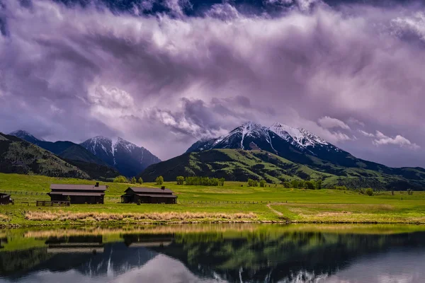 Absaroka Gama Con Snow Valle Verde Con Construcciones Una Reflexión — Foto de Stock