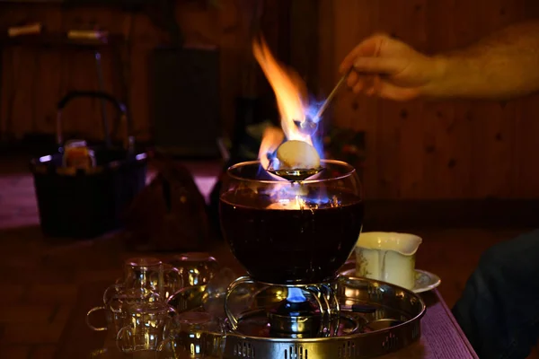 Garçom Colocando Pão Açúcar Chamas Sobre Uma Tigela Feuerzangenbowle Uma — Fotografia de Stock