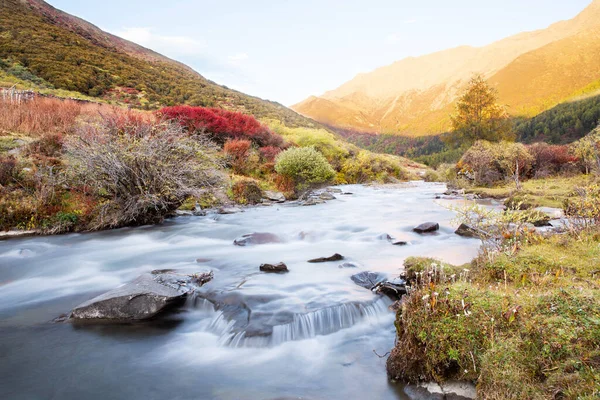 Piękny Widok Kanion Jesienią Malowniczym Obszarze Four Girls Mountain Syczuanie — Zdjęcie stockowe