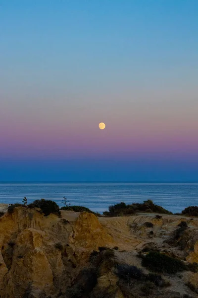 Una Costa Rocosa Bajo Una Hermosa Luna Llena Atardecer — Foto de Stock