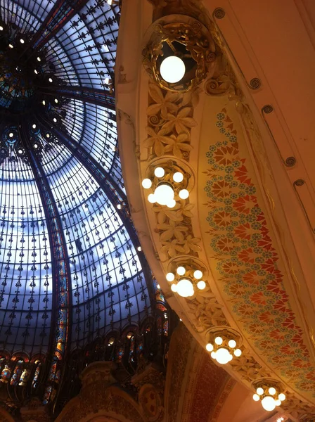 Vertikal Låg Vinkel Skott Dekorativa Taket Galerie Lafayette Paris Frankrike — Stockfoto