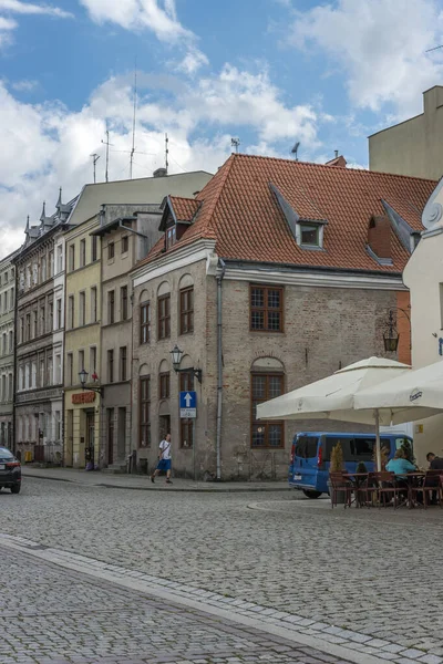 Vertikální Záběr Venkovní Kavárny Před Krásnými Tradičními Budovami Torunu Polsko — Stock fotografie