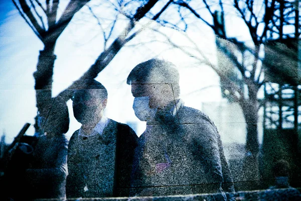 Şehre karışan iki kişi.