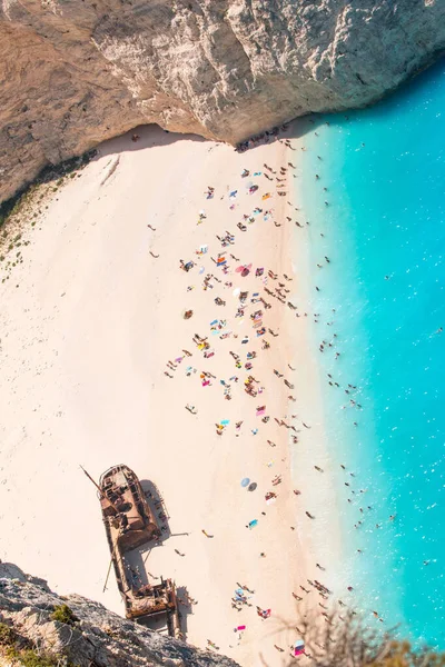 Uma Vista Aérea Pessoas Descansando Uma Praia Areia Dia Ensolarado — Fotografia de Stock