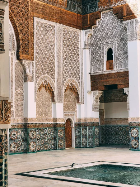 Вертикальный Снимок Традиционной Исламской Архитектуры Школе Ибн Юсеф Марракеше Марокко — стоковое фото