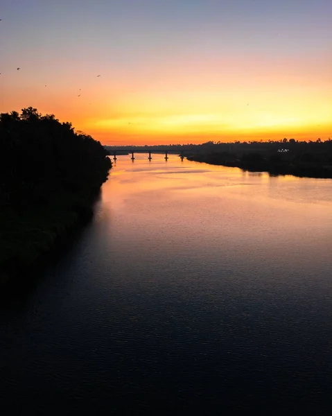 Pionowy Widok Rzeki Przechodzącej Przez Pola Podczas Zachodu Słońca — Zdjęcie stockowe