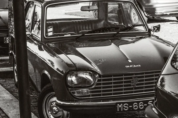 Viejo Coche Rojo Con Luces Amarillas Peugeot 204 — Foto de Stock