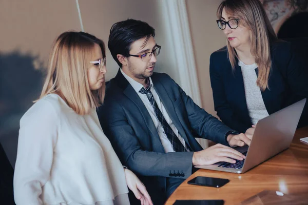 Grupo Tres Personas Negocios Mirando Monitor Ordenador Portátil — Foto de Stock