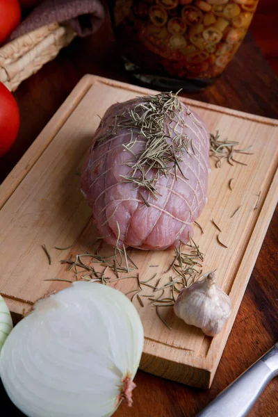 Primo Piano Verticale Carne Cruda Avvolta Con Spago Timo Cipolle — Foto Stock